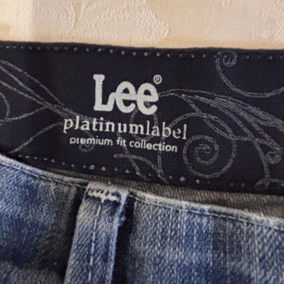 Women's Lee Platinum label denim capri.  Size 16M.  Very good condition. - Picture 5 of 8
